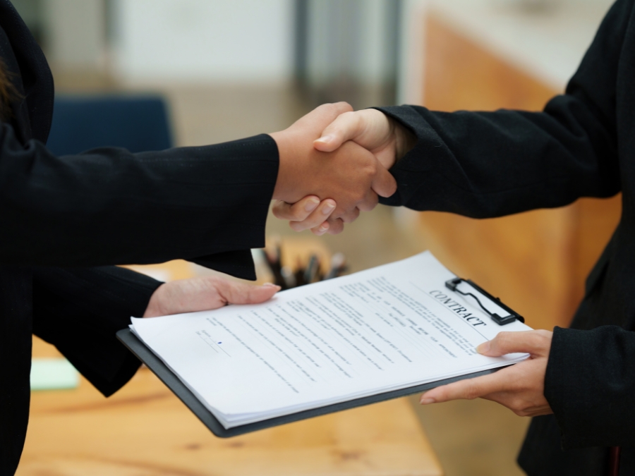 Kiểm tra kỹ hợp đồng và tài chính