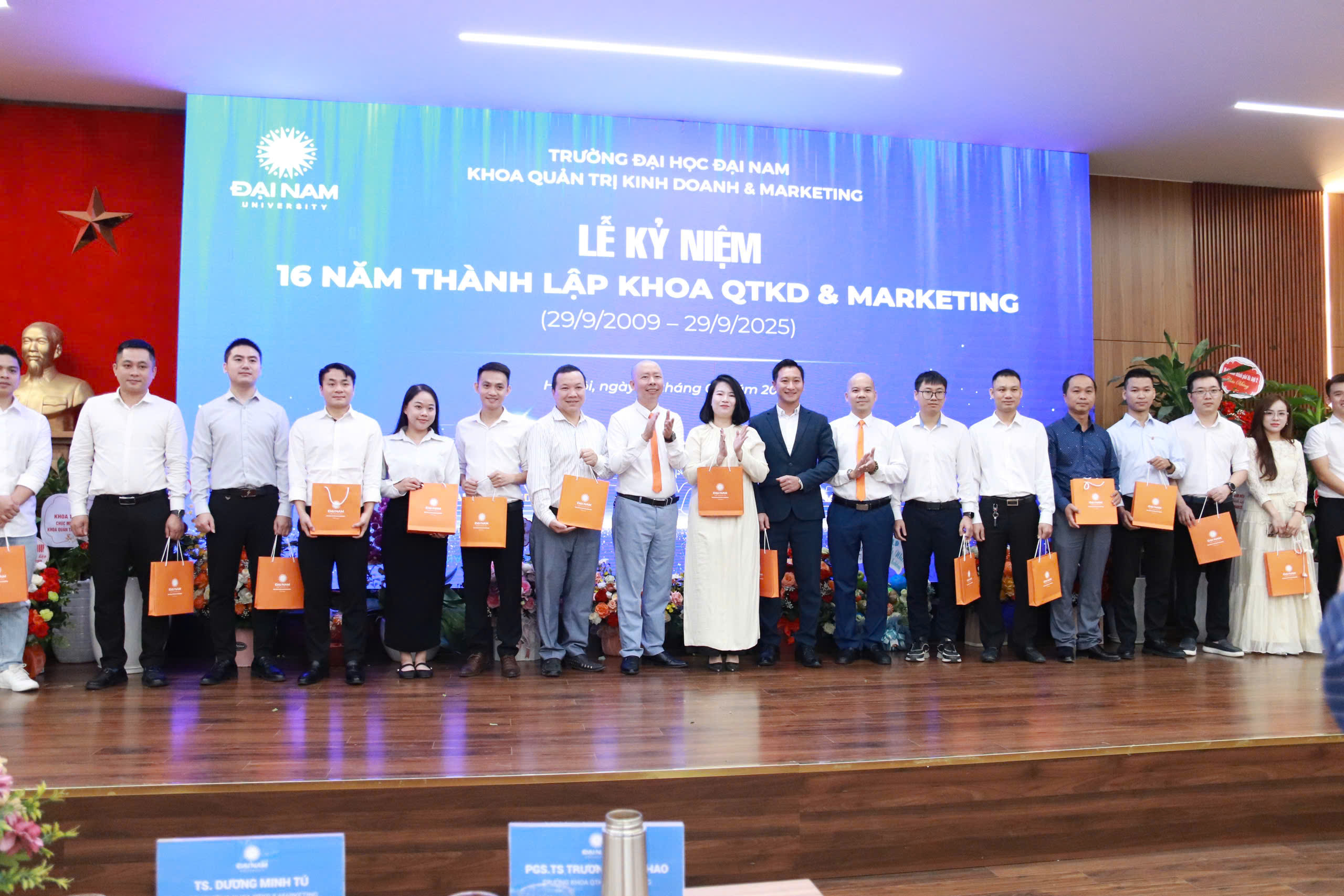 Kỉ niệm 16 năm thành Khoa QTKD & Marketing - ĐH Đại Nam